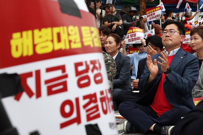 박찬대 더불어민주당 대표 직무대행 겸 원내대표가 29일 오후 서울 용산구 지하철 6호선 한강진역 인근에서 열린 해병대 예비역연대 주최 '해병대원 순직 및 수사외압 사건 특검법, 국정조사 촉구 범국민 집회'에서 박수치고 있다.   뉴시스