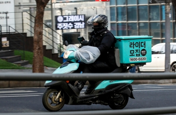 서울 강남구 강남역 인근에서 배민라이더스가 이동하고 있다. 뉴시스