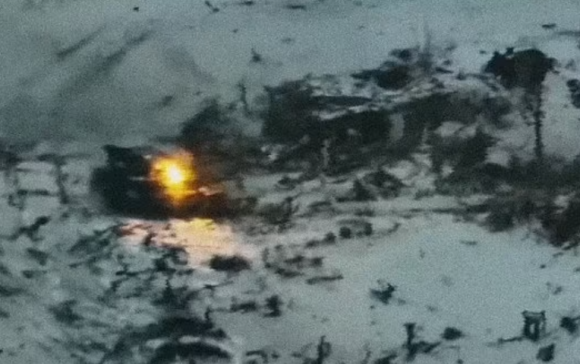 우크라이나 정찰드론이 지난 1월 도네츠크주 아우디이우카에서 촬영한 영상 캡처. 미국산 최강 장갑차인 브래들리와 러시아산 최강 전차인 T-90M이 맞닥뜨린 모습