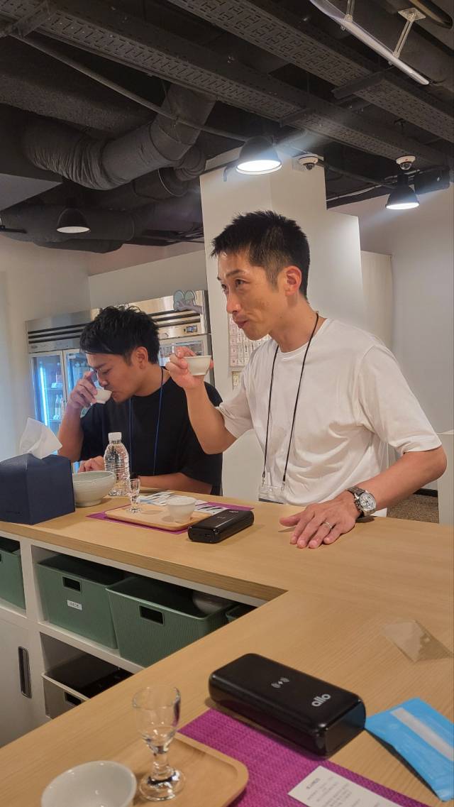 일본인 관광객이 전통주를 시음하고 있다.