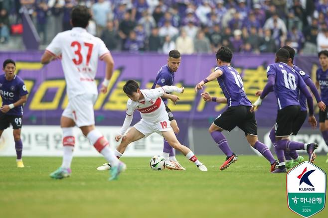 황재환(좌)이 마테우스(우)와 볼 경합을 벌이고 있다. / 사진=한국프로축구연맹