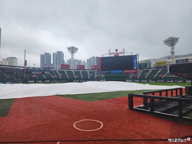 ​​29일 사직구장에서 열릴 예정이던 롯데와 한화의 '2024 신한 SOL Bank KBO 리그' 주말 3연전 두 번째 경기는 비로 취소됐다. 사직, 박정현 기자