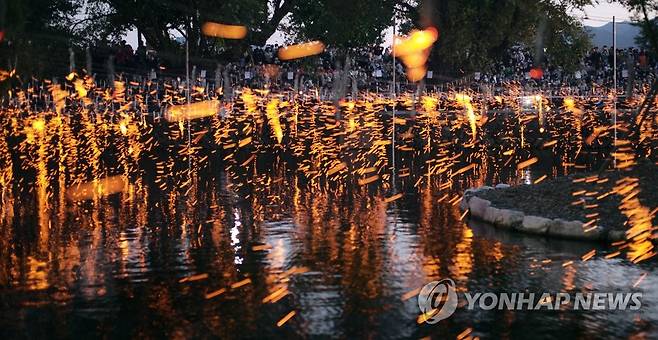 '경남 함안 낙화놀이 불꽃 예술' [연합뉴스 자료사진]