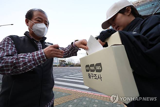 제22대 총선, 출구조사 하는 시민 (서울=연합뉴스) 김도훈 기자 = 제22대 국회의원 선거일인 10일 서울 영등포구 여의동주민센터에 마련된 여의동 제2투표소를 찾은 시민이 투표를 마친 뒤 출구조사에 응하고 있다. 2024.4.10 superdoo82@yna.co.kr