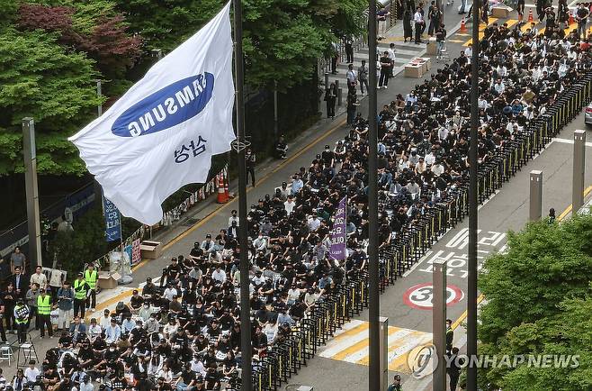 전국삼성전자노조 문화행사 (서울=연합뉴스) 김성민 기자 = 삼성전자 노동조합 조합원들이 24일 오후 서울 강남구 삼성전자 사옥 앞에서 노동조합과의 교섭을 촉구하며 문화 행사를 열고 있다. 2024.5.24 ksm7976@yna.co.kr