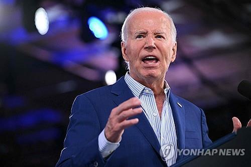 TV토론 다음날 유세에서 연설하는 바이든 미국 대통령  [롤리(미 노스캐롤라이나주) AFP=연합뉴스]