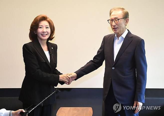 MB 찾은 나경원 (서울=연합뉴스) 국민의힘 당권주자인 나경원 의원이 29일 서울 강남구의 이명박 전 대통령 사저를 찾아 이 전 대통령과 인사를 나누고 있다. 2024.6.29 [나경원 후보 캠프 제공. 재판매 및 DB 금지] photo@yna.co.kr