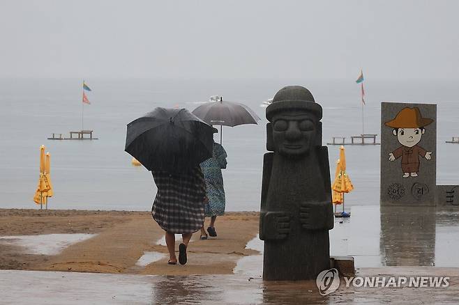 장맛비로 한산한 제주 해수욕장 (제주=연합뉴스) 고성식 기자 = 지난 24일 개장한 제주시 이호테우해수욕장에 29일 비가 내려 주말이지만 한산한 모습을 보인다. 2024.6.29 koss@yna.co.kr