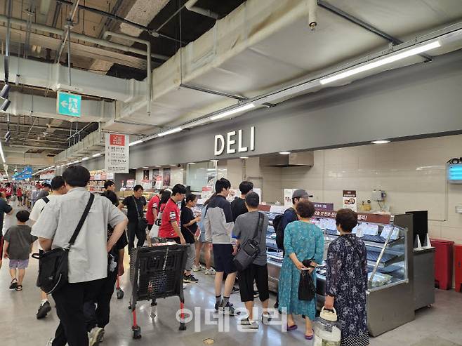 지난 26일 늦은 오후 서울 마포구 성산동의 한 대형마트에서 시민들이 마감세일하는 즉석식품을 구매하고 있다. (사진=김형환 기자)