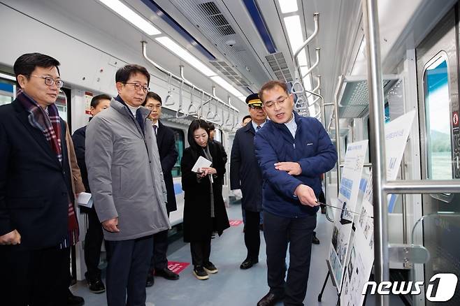 박상우 국토교통부 장관이 2일 대구 서구 서대구역의 대구권 광역철도 건설 사업 현장을 둘러보고 있다. (국토교통부 제공) 2024.2.2/뉴스1