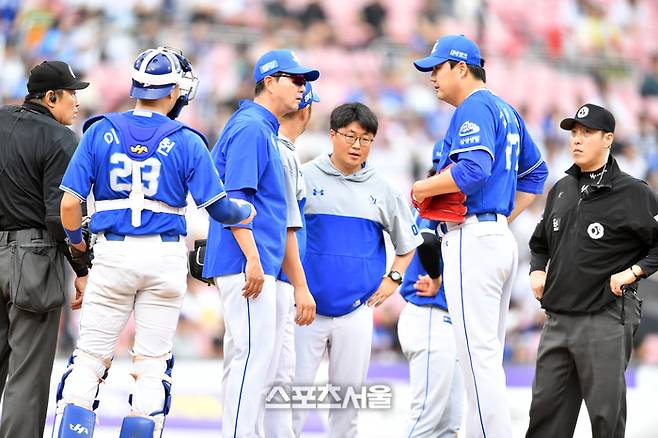 삼성 김태훈(오른쪽 두 번째)이 30일 수원케이티위즈파크에서 열린 2024 KBO리그 KT와 더블헤더 1차전에서 9회말 등판했으나 2사 1루에서 옆구리에 불편함을 호소하고 있다. 그대로 교체됐다. 사진 | 스포츠서울DB