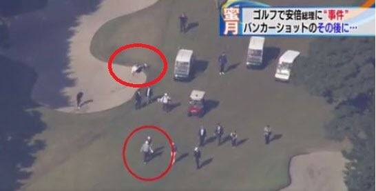2017년 11월 5일 일본 사이타마현 소재 골프장에서 도널드 트럼프 미국 대통령과 골프를 지던 아베 신조 일본 총리(위쪽 빨간색 원)가 벙커 밖으로 빠져 나오려다가 넘어지고 있다. 아래쪽 빨간색 원 안은 트럼프 대통령./조선일보DB