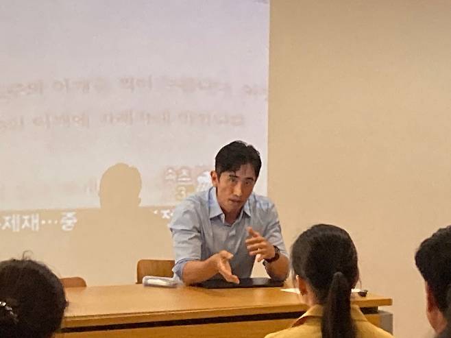 배우 차인표가 지난  28일 오후(현지 시각)  영국 옥스퍼드대 클래식학부가 있는 아오나우 센터의 대형 강의실에서 열린 '제 1회 옥스퍼드 한국 문학 페스티벌’에서 옥스퍼드대 학생 등을 상대로 특별강연을 하고 있다./옥스퍼드대 아시아·중동학부 조지은 교수 연구팀 제공