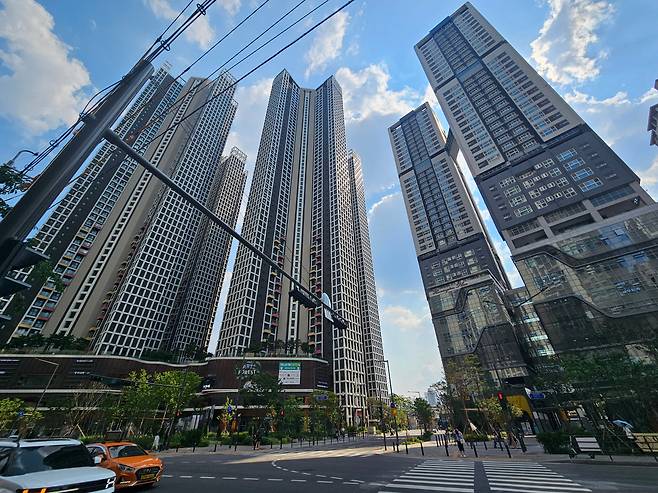 지난 26일 청량리역 인근 고층 건물들이 늘어서 있는 모습. /방재혁 기자