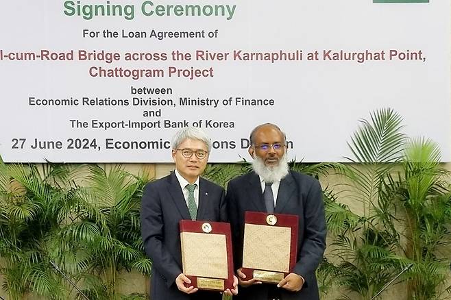 윤희성 한국수출입은행 행장이 지난 27일(현지시각) 방글라데시 다카에서 샤리아 카데르 시디카 재무부 차관과 만나 카르나풀리 교량 건설 사업에 대한 차관 공여 계약을 체결한 뒤 기념사진을 촬영하고 있다. /수출입은행 제공
