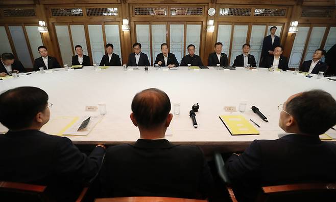 한덕수 국무총리가 30일 오전 서울시 종로구 삼청동 총리공관에서 열린 고위 당ㆍ정ㆍ대 협의회에서 발언하고 있다. [공동취재]