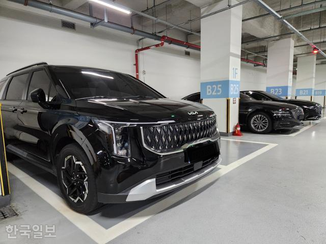 30일 국회 의원회관 주차장에 의원 차량들이 주차돼 있다. 왼쪽부터 카니발, G80, 그랜저. 이성택 기자