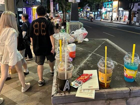 지난 25일 오후 7시께 제주시 연동의 한 도로변에 쌓인 쓰레기. 최충일 기자