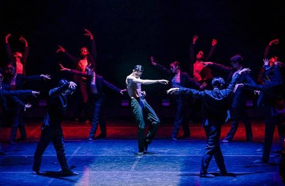 대한민국 발레축제 기획갈라 '발레 레이어' 중 김용걸 안무 '볼레로'를 추는 전민철. [사진 Photographer Baki]