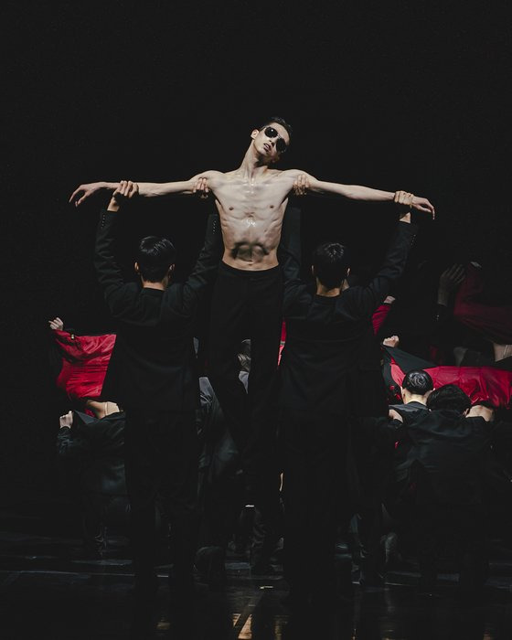 대한민국 발레축제 기획갈라 '발레 레이어' 중 김용걸 안무 '볼레로'를 추는 전민철. [사진 Photographer Baki]