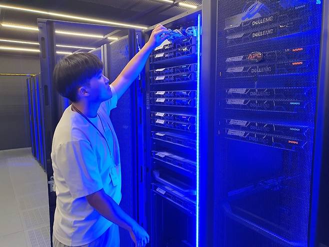 3층 서버실에서 이평호 사원이 개발 및 테스트에 사용되는 서버 장비를 정비 중에 있다. 윤현주 기자