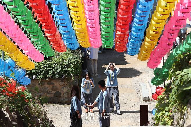 ‘나는 절로, 한국문화연수원’편에 참가한 참가자들이 지난 16일 마곡사에서 기념 사진을 찍고 있다. 이번 프로그램은 충남 공주시 마곡사 한국문화연수원에서 대한불교조계종사회복지재단과 보건복지부의 후원으로 진행됐다. 한수빈 기자