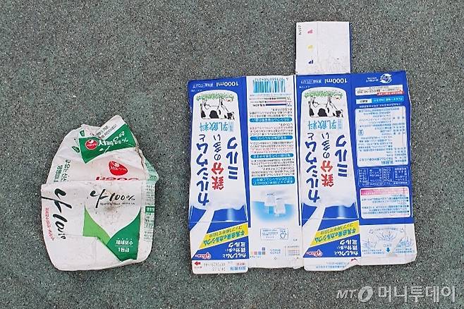 제멋대로 꾸겨 버린 한국의 우유팩과 씻고 가위로 오린 일본의 우유팩. 둘다 한국의 모 화장지 제조업체가 재활용 용도로 구매한 것들이다./사진=김성진 기자.