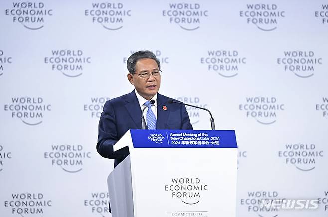 [다롄=AP/뉴시스] 리창 중국 국무원 총리가 지난 25일(현지시각) 중국 랴오닝성 다롄에서 열린 하계 세계경제포럼(WEF·다보스포럼) 개막식 전체 회의에서 연설하고 있다. 2024.06.30.
