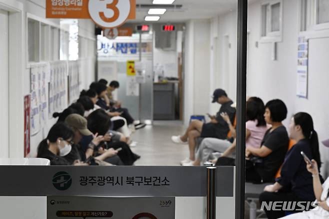 [광주=뉴시스] 박기웅 기자 = 28일 오전 광주 북구보건소가 보건증 발급을 위해 검사를 받으려는 민원인들로 붐비고 있다. 2024.06.28. pboxer@newsis.com