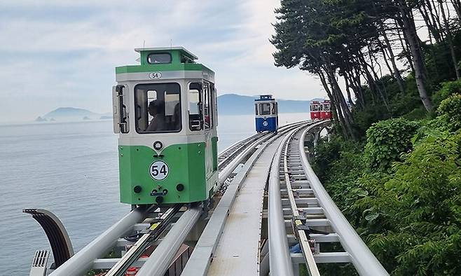 미포~청사포 구간을 운행하는 스카이캡슐의 모습