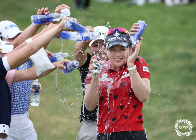 박현경이 30일 맥콜·모나 용평 오픈 우승 뒤 동료들로부터 축하 물 세례를 받고 있다. 사진 제공=KLPGA