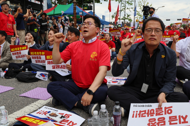 더불어민주당의 박찬대(왼쪽) 대표 직무대행 겸 원내대표와 박주민 의원이 지난 29일 서울 용산구 한강진역 인근에서 열린 '해병대원 순직 및 수사외압 사건 특검법, 국정조사 촉구 범국민 집회'에 참석해 구호를 외치고 있다. 연합뉴스