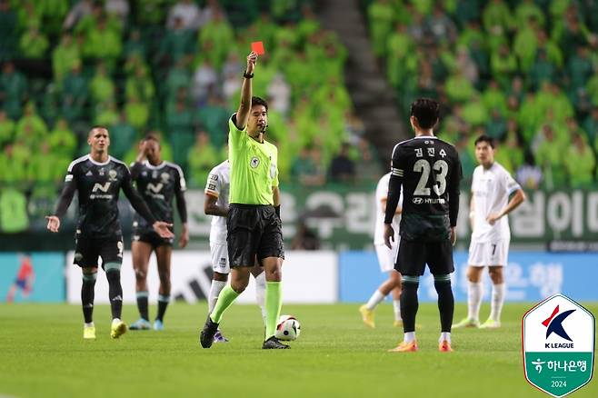 김진수(23번)가 지난 29일 전주월드컵경기장에서 열린 전북 현대 대 FC서울의 '하나은행 K리그1 2024' 20라운드에서 후반 15분 레드카드를 받고 있다.  /사진=한국프로축구연맹 제공