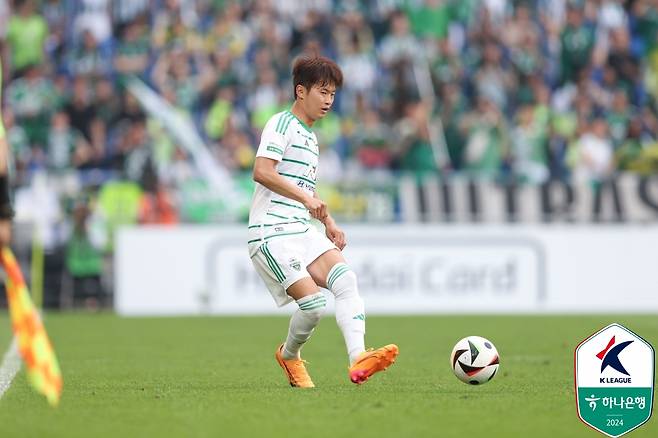 패스를 시도하는 김진수의 모습. /사진=한국프로축구연맹 제공