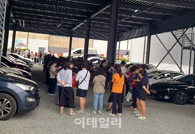 주말에 산성역 헤리스톤 견본주택에는 주차장까지 길게 줄이 생겼다. (사진=대우건설)