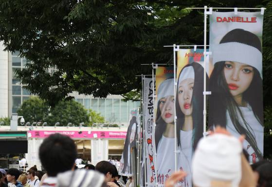 지난달 27일 그룹 뉴진스의 첫 일본 단독 공연이자 팬미팅 '버니즈 캠프 2024 도쿄돔'이 열린 일본 도쿄돔 앞에 뉴진스 멤버들의 얼굴이 인쇄된 깃발이 펄럭이고 있다. [사진=연합뉴스]