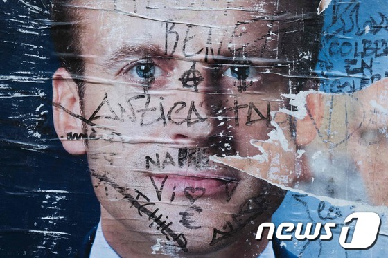 9일(현지시간) 파리에 에마뉘엘 마크롱 프랑스 대통령 당선인의 훼손된 선거 포스터가 보인다. ⓒ AFP=뉴스1 ⓒ News1 우동명 기자