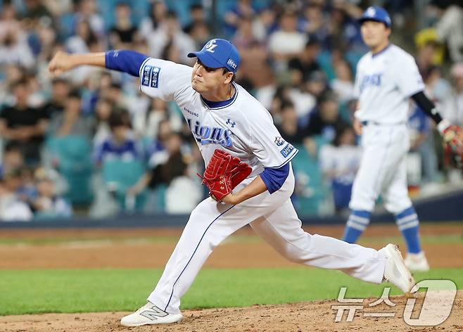 11일 오후 대구 삼성라이온즈파크에서 열린 프로야구 '2024 신한 SOL 뱅크 KBO리그' LG 트윈스와 삼성 라이온즈의 경기, 6회초 무사 2루 상황 마운드에 오른 삼성 두번째 투수 김태훈이 역투하고 있다. 2024.6.11/뉴스1 ⓒ News1 공정식 기자