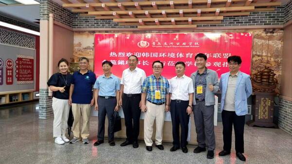 청도통제실험학교 초중고 동사장과 연맹 교장단이 함께 기념사진을 찍고 있다. 오른쪽에서 5번째가 유범진 한국환경체육청소년연맹 이사장. 사진=환경체육청소년서울연맹 제공