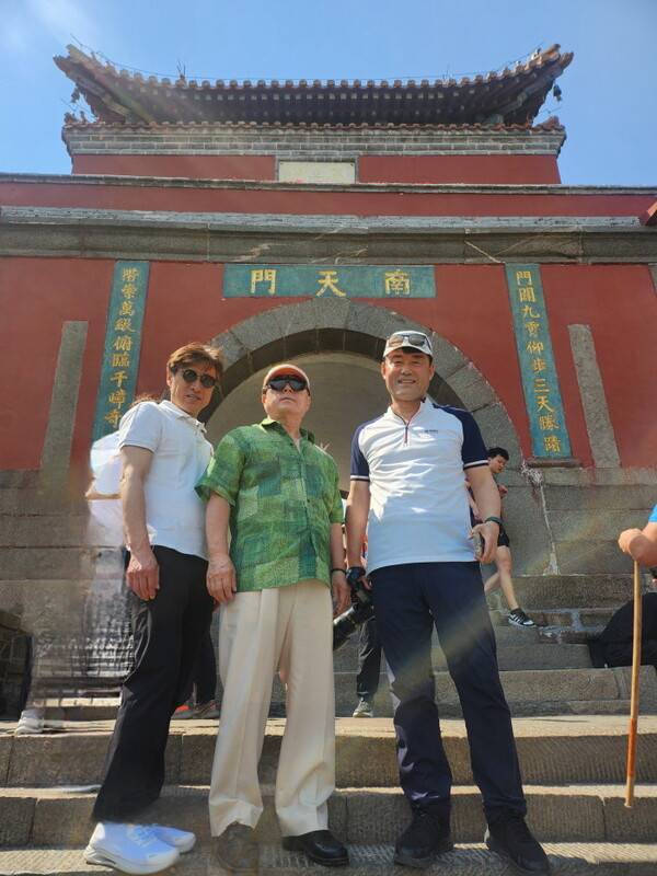 태산 정상 남천문을 뒤로 하고 김기선 이사, 유범진 이사장, 최도규 부연맹장(이상 왼쪽부터)이 기념사진을 찍고 있다.&nbsp;