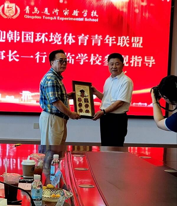 유범진 이사장과 청도실험학교 동사장이 선물 교환식을 하고 있다.