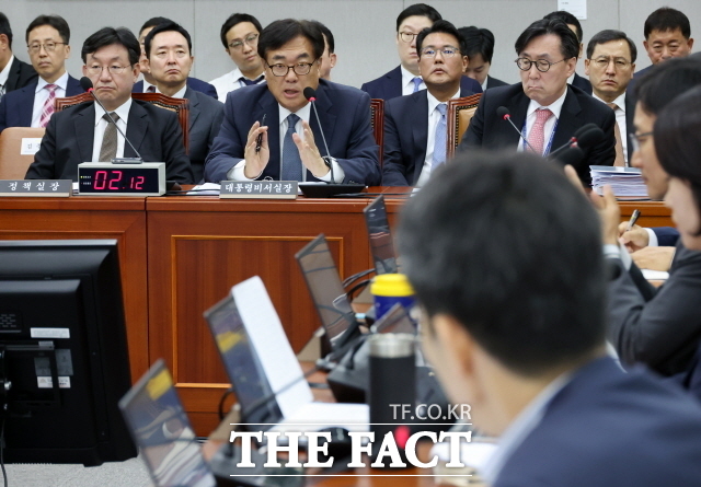 1일 국회 운영위원회 대통령실 현안질의에선 이종섭 전 국방부 장관에 전화를 건 대통령실 전화번호 발신처를 두고 야당과 대통령실이 공방을 벌였다. 정진석(위 가운데) 대통령 비서실장이 1일 오후 서울 여의도 국회에서 열린 운영위원회 전체회의에서 의원 질의에 답변하고 있다. /배정한 기자