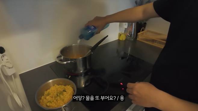 면발이 아직 설익은 상태에서 면만 꺼낸 후 라면 국물에 물을 추가해 계란 흰자를 넣고 한 번 더 끓여낸다. /유튜브 '빠니보틀'