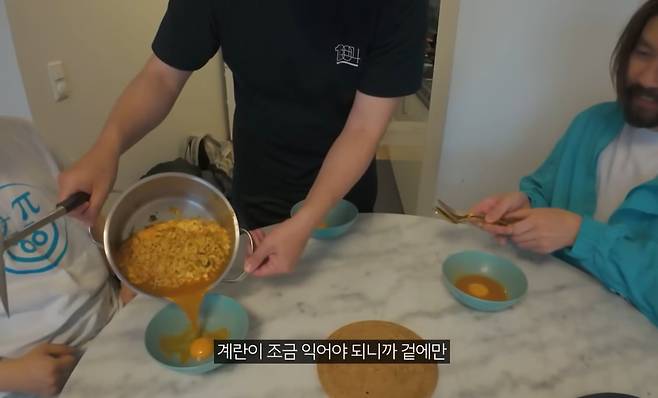 분리해놨던 계란 노른자에 라면 국물을 넣어 겉만 살짝 익힌 후 면을 담아 먹는다. /유튜브 '빠니보틀'