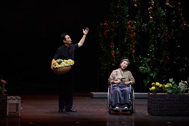 성남아트센터에서 7월 7일까지 공연하는 '누가 이 사람을 모르시나요'. 고 목사로 열연하는 명강사 김창옥은 극에 유쾌한 웃음과 활력을 불어넣는다. /컬처플러스 제공