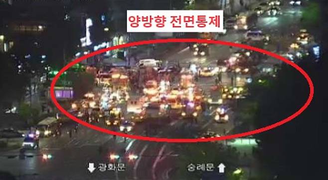1일 오후 9시 30분께 서울 시청역 인근 교차로에서 차량이 인도로 돌진하는 사고가 발생, 현장 일대 도로가 전면 통제되고 있다. /서울교통정보포털 캡처
