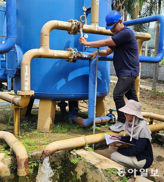 지난달 18일 인도네시아 수도 자카르타 인근 수방군 정수장에서 직원들이 정수 과정을 점검하고 있다. 파이프에서 쏟아지는 건 여과 후 불순물이 남겨진 흙탕물이다. 자카르타·누산타라=김예윤 기자 yeah@donga.com