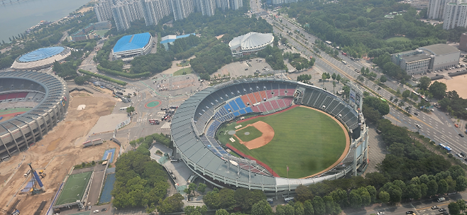 6월 10일 본에어 헬리콥터를 타고서울 송파구 잠실 상공에서 바라본 잠실야구장 일대. 사진 윤희훈 기자