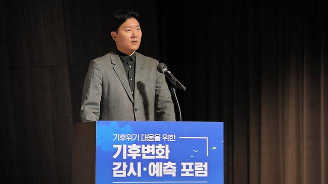 김형준 카이스트 교수가 1일 대전 호텔 오노마에서 열린 '기후위기 대응을 위한 기후변화 감시·예측 포럼'에서 '기후위기 대응을 위한 포괄적 전략 프레임워크'를 주제로 기조강연을 했다. [사진 제공 : 국무총리실]