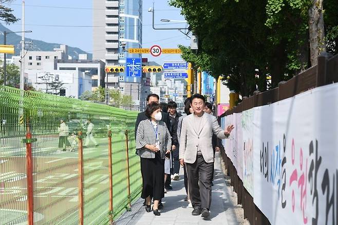 경의초등학교 통행로 현장 점검에 나선 김동근 의정부시장. /의정부시 제공